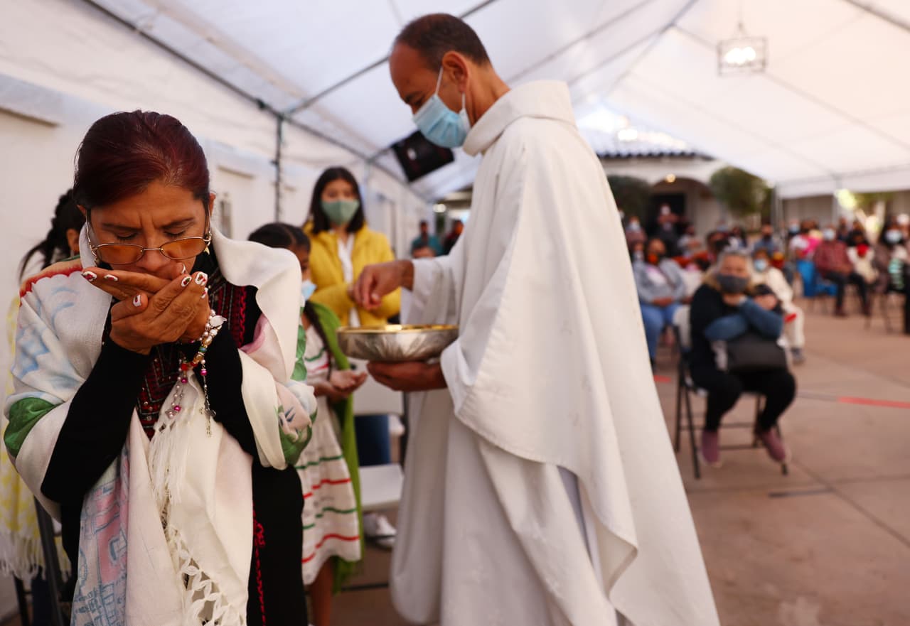 Este año, el templo no abrió sus puertas. La misa se celebró bajo una carpa en el patio de la estructura y los asistentes debieron usar mascarilla de manera obligatoria.