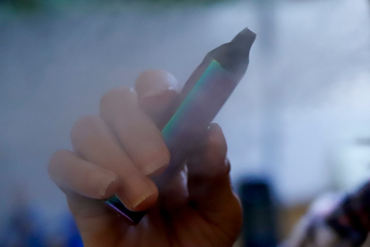 Adolescentes publican en Snapchat un video de un niño de 2 años usando un cigarrillo electrónico