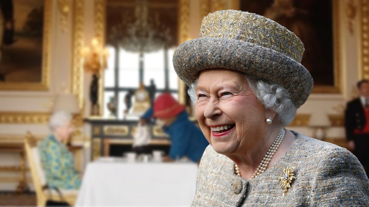 La aparición de la reina Isabel II con el osito Paddington que reveló qué llevaba en su bolso