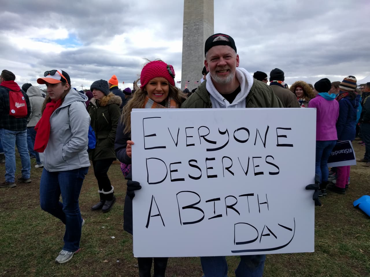 "Todos merecen un día para nacer", dice el cartel que llevan Meghan y su padre, Scott, quienes condujeron 15 horas desde Wisconsin para participar en la Marcha Pro-vida en Washington.
