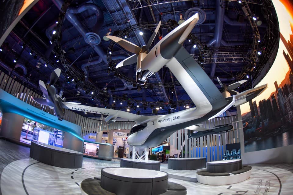 <b>Hyundai SA-1</b>
<br>
<br>Desde hace tiempo que Uber prometió taxis voladores y, según lo presentado en esta edición de CES, cada vez son más los pasos han dado hacia este destino de la mano de Hyundai. La compañía automotriz surcoreana planea construir un avión tipo dron gigante llamado SA-1 para transportar a los clientes de Uber a velocidades de hasta 180 millas por hora en un trayecto de 60 millas.