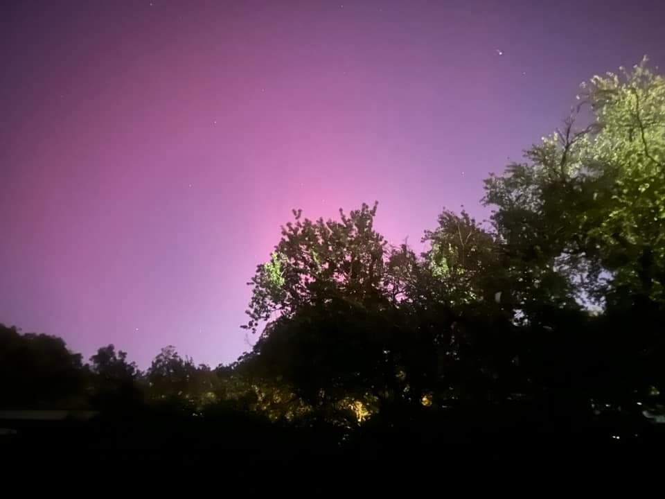 En Sherman, Edgar Sosa captó este cielo violeta. Este espectáculo fue único la noche del jueves 10 de octubre por una tormenta geomagnética. Lo mismo pasó el 11 de mayo, que otra 
<a href="https://www.univision.com/local/dallas-kuvn/auroras-boreales-norte-de-texas-fotos" target="_blank">fuerte tormenta electromagnética</a> provocó cielos violetas y rosados.