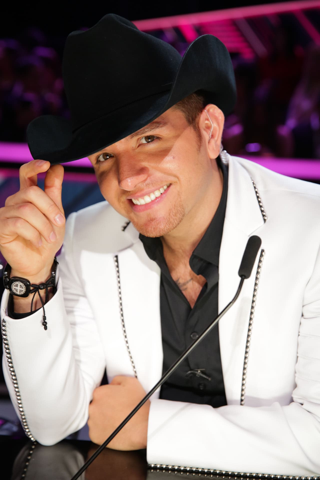 Aunque nos gusta verlo en ese estilo, a veces nos hemos imaginado cómo se vería usando otro look.