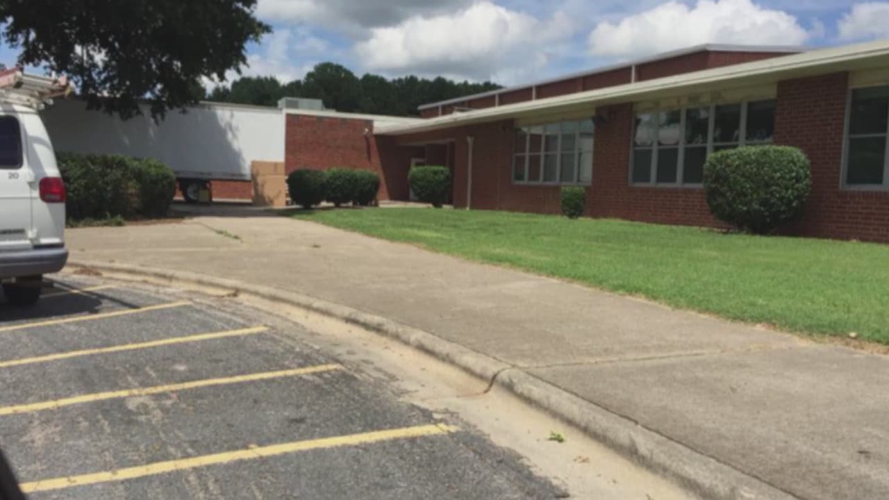 Cargos de delito menor para policía escolar que maltrató a estudiante en Carolina del Norte