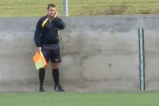 Un árbitro en Bulgaria contestó una llamada telefónica mientras el juego seguía en curso