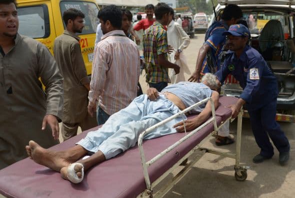 "Este año el calor es insoportable y la personas que se sientan enfermas pueden romper el ayuno", dijo el presidente de Ruet-e-Hilal, Munibur Rehman. Voluntarios atienden a una víctima de las elevadas temperaturas.