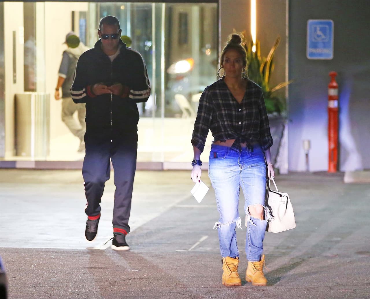 Cada cual en lo suyo: la pareja, que acostumbra a caminar tomada de la mano, lucía preocupada este martes en la noche, al salir del consultorio médico en Los Ángeles, California.