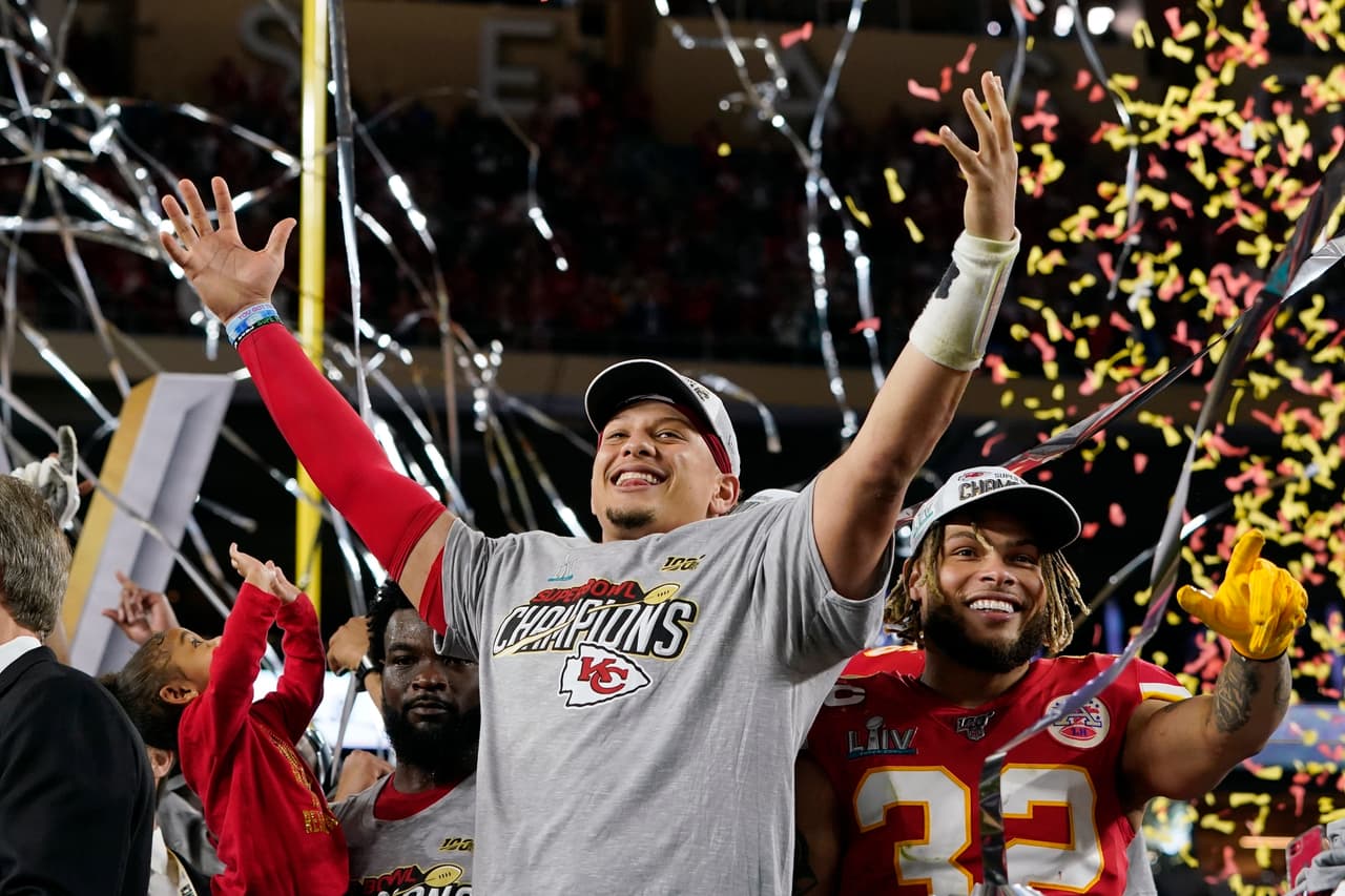 ¡Patrick Mahomes acuerda 10 años con los Chiefs!