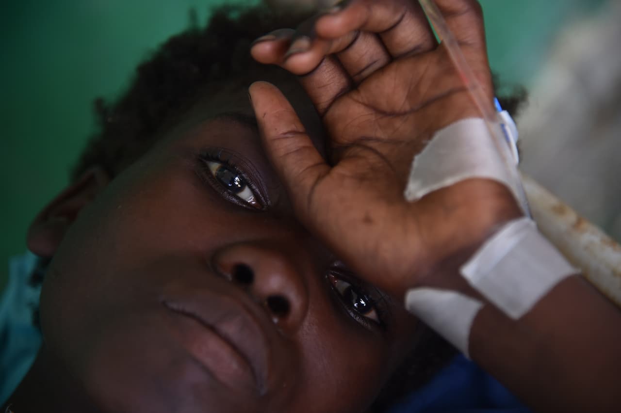 Maslyn, una joven haitiana de 17 años, recibe atención médica luego de presentar síntomas de cólera en Les Cayes. Al menos millón y medio de personas han recibido tratamiento médico luego del paso de Matthew por la isla.