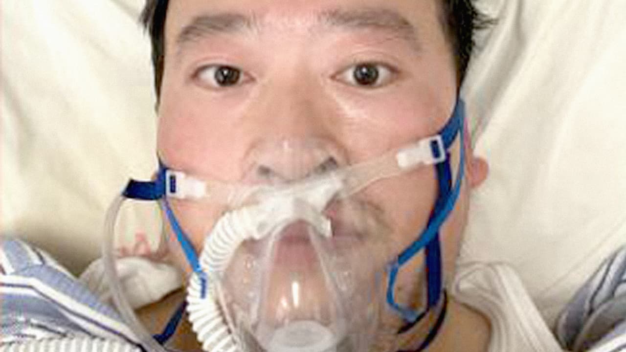 <b>La muerte del primer médico que advirtió la gravedad del coronavirus</b> 
<b>(7 de febrero)</b>. Li Wenliang, un médico que fue perseguido por el gobierno chino porque intentó alertar sobre un nuevo virus “similar al SARS” en diciembre de 2019, falleció en el mismo hospital donde trabajaba Había publicado en Weibo, una red social similar a Twitter, una foto suya hospitalizado el 31 de enero, 
<a href="https://www.univision.com/noticias/salud/honores-al-heroe-de-wuhan-indignacion-tras-la-muerte-del-medico-que-advirtio-del-coronavirus-fotos-fotos">al día siguiente fue diagnosticado con coronavirus</a>.