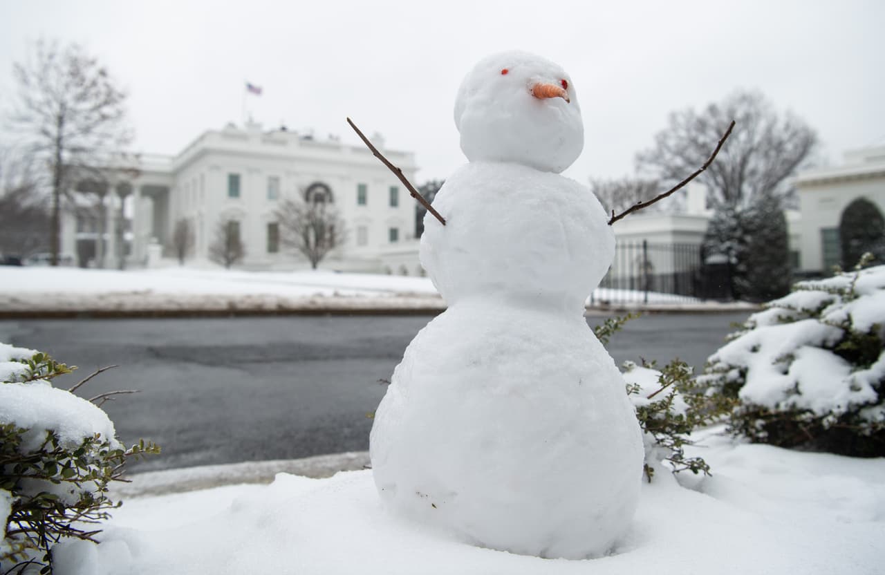 Un muñeco de nieve frente al Jardín Norte de la Casa Blanca el 1 de febrero. La nieve y el frío en Washington DC llevaron al presidente 
<a href="https://www.univision.com/temas/joe-biden"><b>Joe Biden</b></a> a posponer una visita al Departamento de Estado que estaba prevista para el lunes.