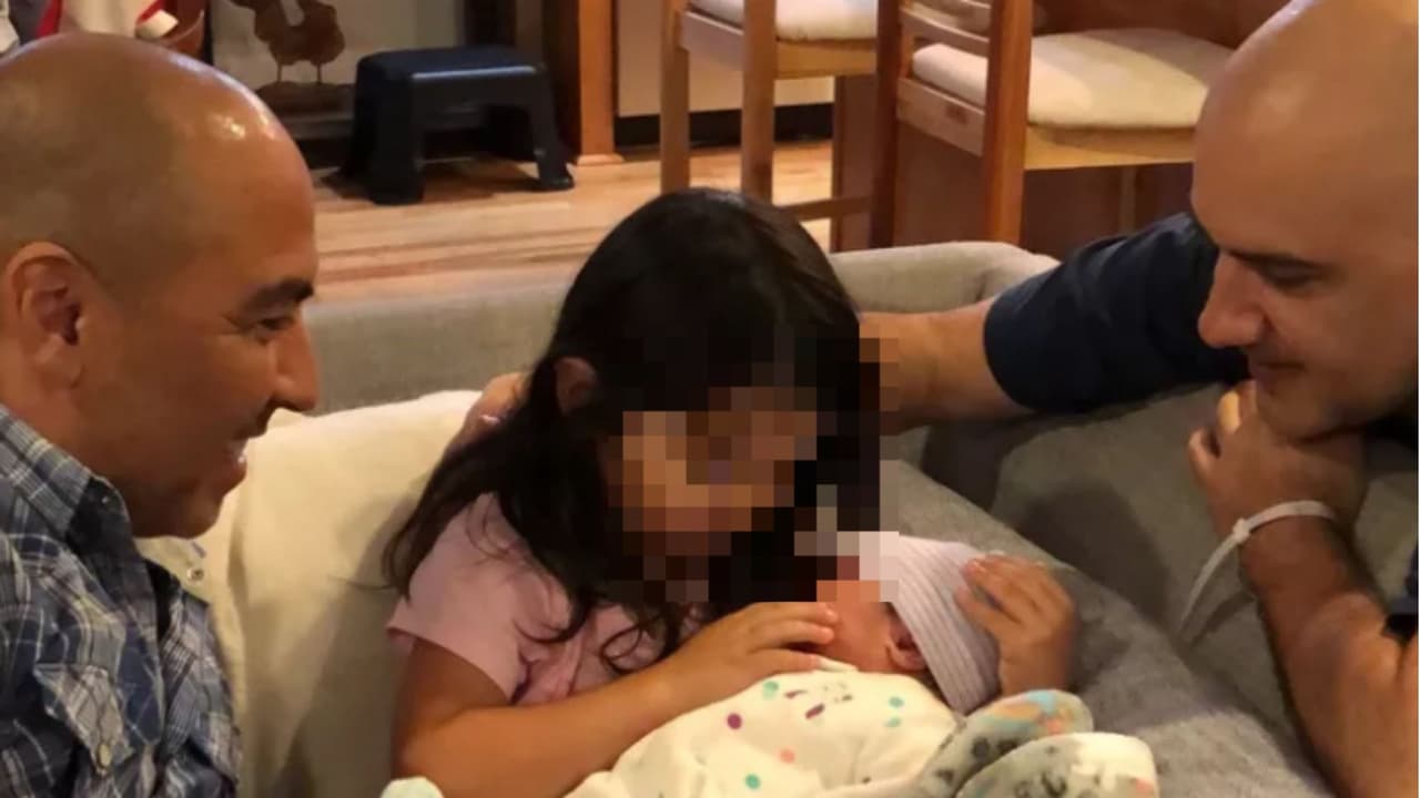 Balean en la cara a padre homosexual que sostenía en sus brazos a su bebé de 5 semanas