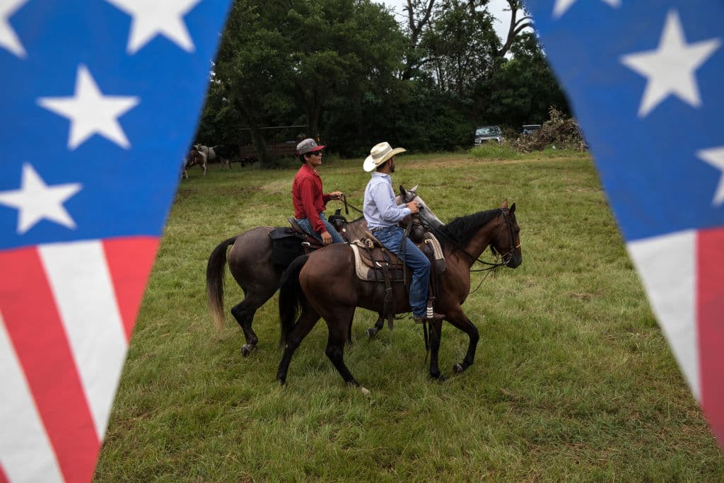 Un hombre en su caballo después de participar en el 168 desfile anual de Round Top.
<br>
<br>
