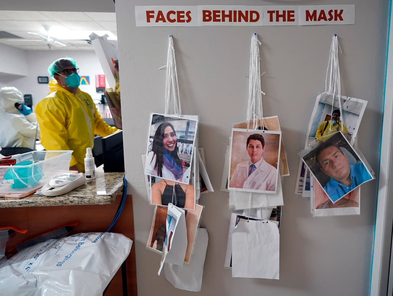 En total, Texas ha registrado más de casi 4,000 muertes y más de 300,000 casos confirmados de coronavirus, el tercero con más contagios en el país. En el Centro Médico United Memorial el personal de la unidad de covid-19 debe llevar su fotografía en el cuello cuando su rostro está cubierto con las dos mascarillas reglamentarias.