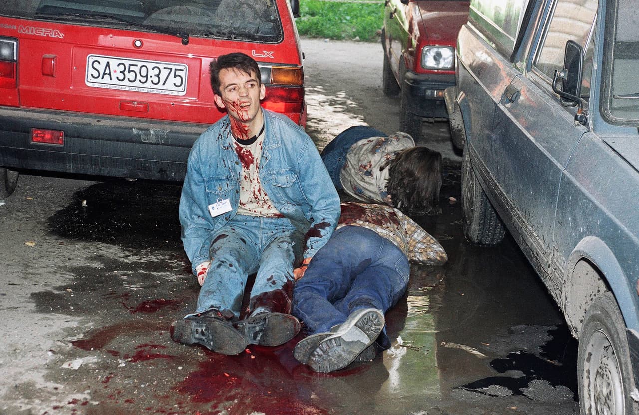 El comandante Ratko Mladic participó en una campaña de asesinatos con francotiradores y bombas en la capital de Bosnia, Sarajevo, con el objetivo de aterrorizar a la población civil. Se calcula que murieron al menos 12,000 personas. Por estos crímenes también fueron condenados otros militares serbiobosnios como Dragomir Milosevic.