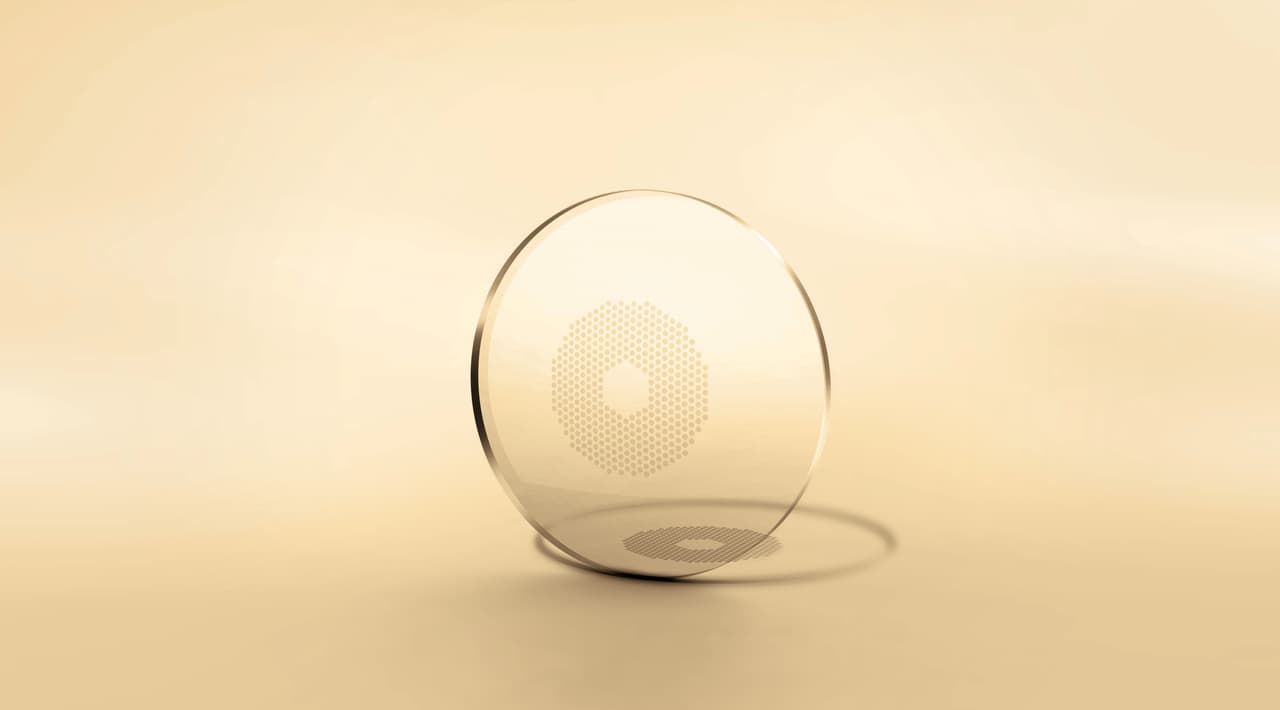 Los lentes de nueva tecnología usan cientos de lentes diminutos para contrarrestar el desenfoque hipermetrópico periférico en el que la luz cae detrás de la retina.