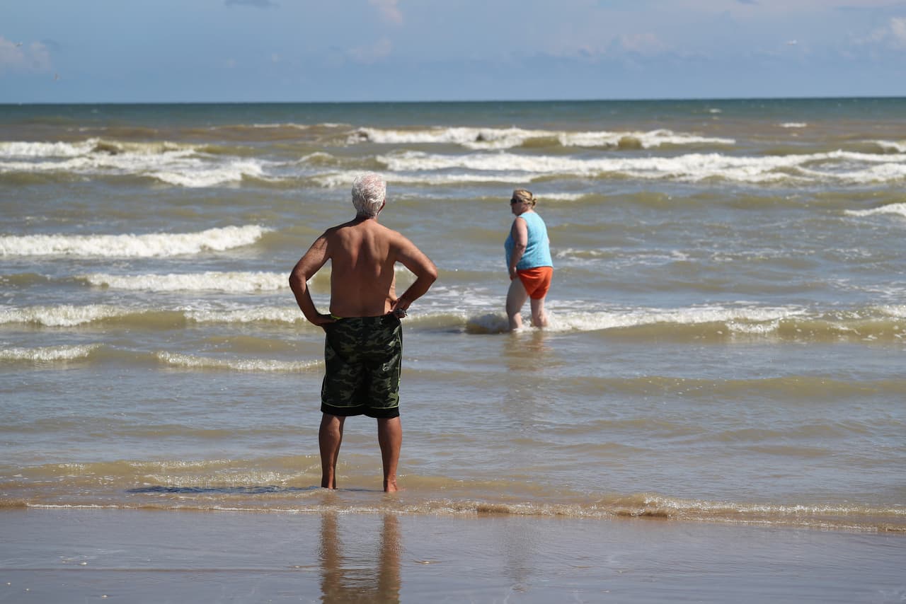 <b>Océano Atlántico.</b> La salida al mar del Río Grande en el golfo de México es en una playa visitadas por bañistas, en el Parque Nacional Boca Chica. No tiene ninguna barrera que entra al mar, como la barda de Tijuana.