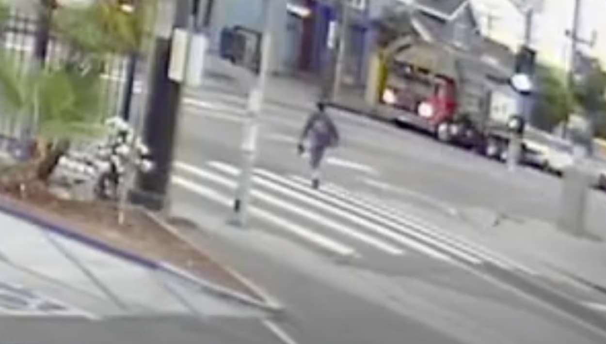Va caminando y un conductor ignora la luz roja, lo atropella y huye en Los Ángeles