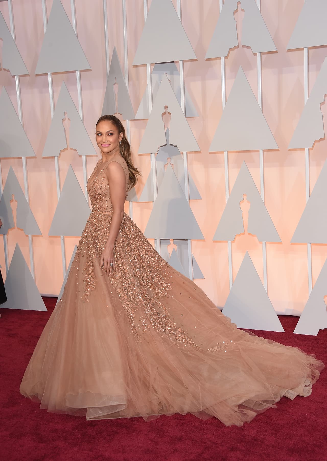 Le encantan los cortes de princesa entallados a la cintura y son sus favoritos para las alfombras rojas.