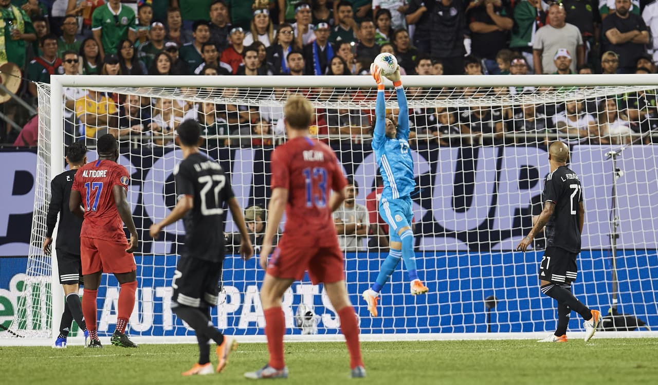 Iniciando la segunda mitad, Estados Unidos salió con mucho ímpetu, decidido a alterar la calma de la zaga mexicana.