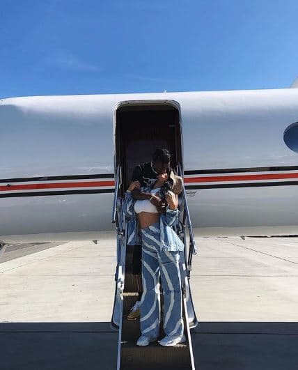 De acuerdo con información de E Online, Kylie Jenner y Travis Scott también se hicieron presentes en Coachella, quienes habrían llegado en jet privado. La también empresaria eligió un outfit de pantalón amplio, top blanco y sombrero.
