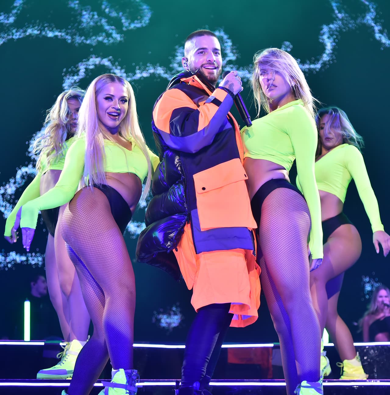 Muchas veces el reggaeton ha utilizado letras obscenas, discriminativas y pasadas de tono, sobretodo en contra de la mujer.