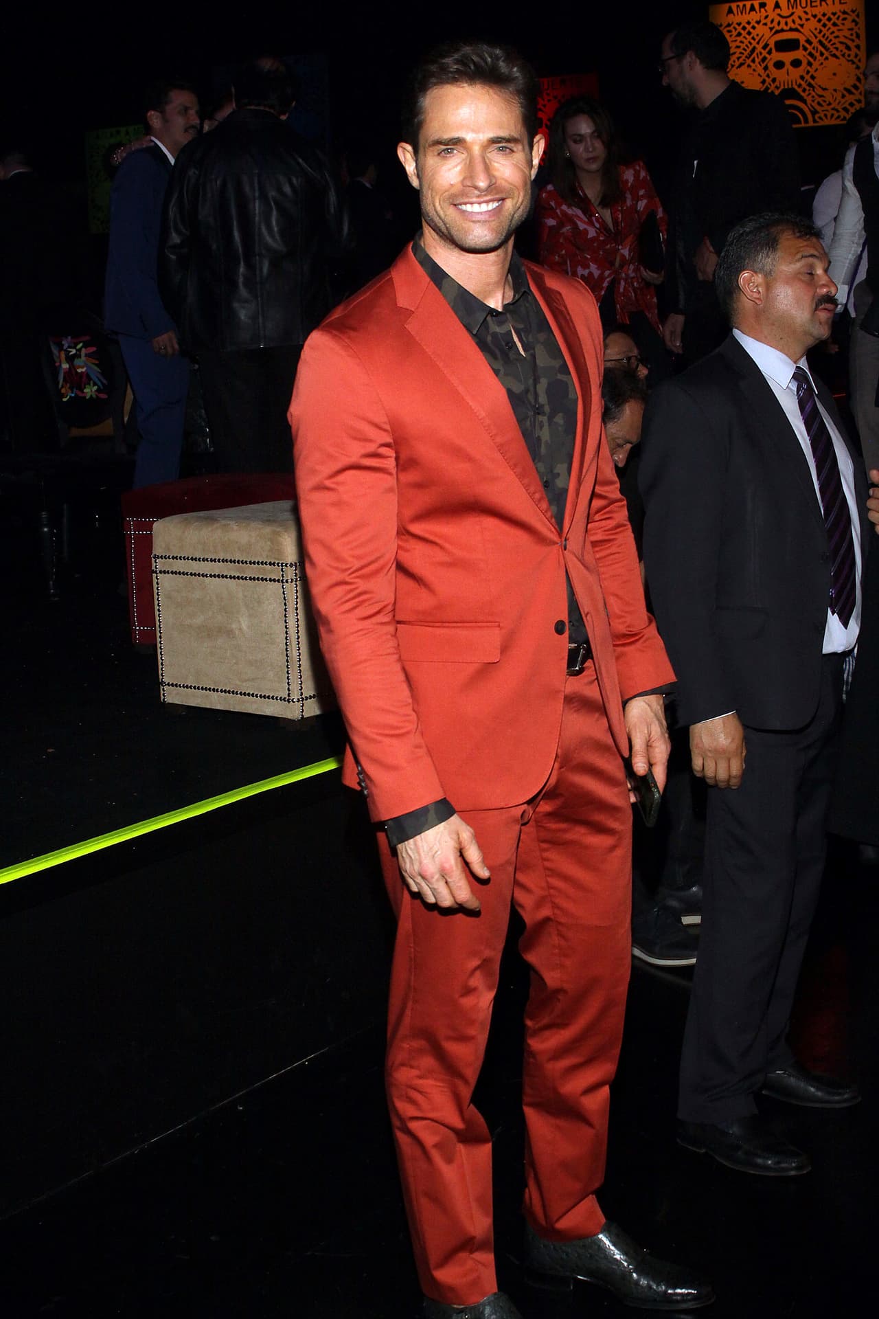 La imagen va acompañada de un mensaje de reflexión para no tirar basura y cuidar el medio ambiente: "3/3 ¡Finalmente! Aquí mostrando las palmas de mis manos. Y si 
<b>no se ve más es por la basura</b>".
<br>