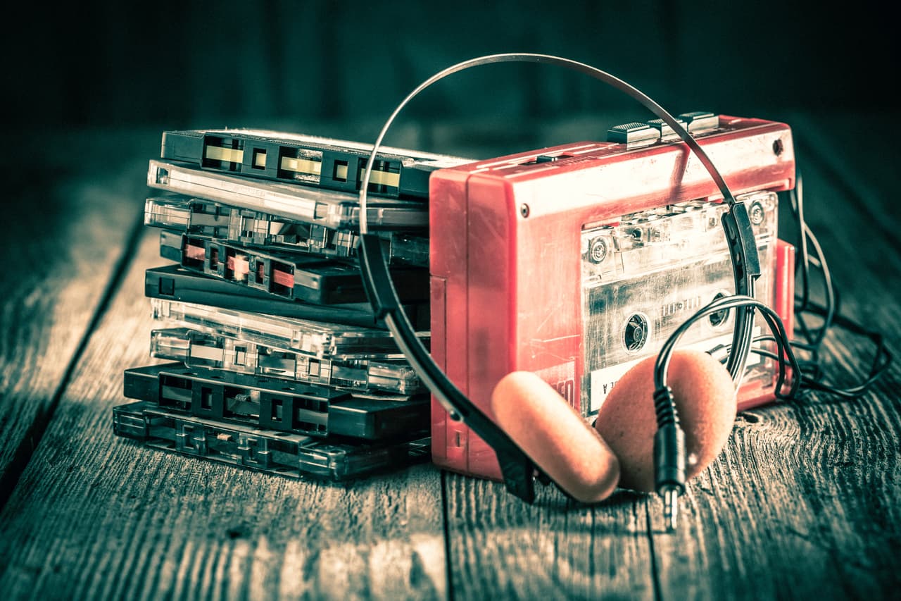 <b>Walkman.</b>
<br>
<br>Estos pequeños reproductores de cassettes fueron los principales dispositivos para la música portátil en la década de 1980. Fueron un invento de la tecnológica japonesa Sony y vendieron más de 400 millones de unidades en Estados Unidos. 
<br>