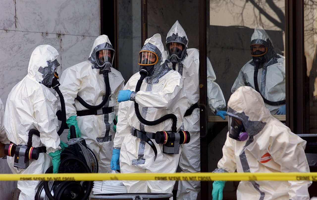 <b>Hay otro tipo de armas...las biológicas</b>
<br>
<b><a href="https://www.ncbi.nlm.nih.gov/pmc/articles/PMC1326439/">Las armas biológicas</a> </b>son aquellas que diseminan organismos (bacterias o virus) que pueden causar enfermedades mortales. Suelen constar de dos partes: un agente patógeno y un mecanismo de expansión, que puede ser desde ratas hasta cartas. Además de los propósitos militares pueden usarse para afectar los cultivos y crear desabastecimiento y hambre.
<br>