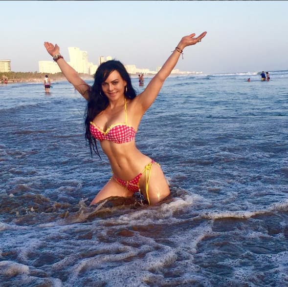 Aunque
<b><a href="http://www.univision.com/temas/maribel-guardia">Maribel</a></b> luce como toda una veinteañera, ya es abuela, pues
<b><a href="http://www.univision.com/temas/julian-figueroa">Julián</a></b> a su corta edad ya es papá.