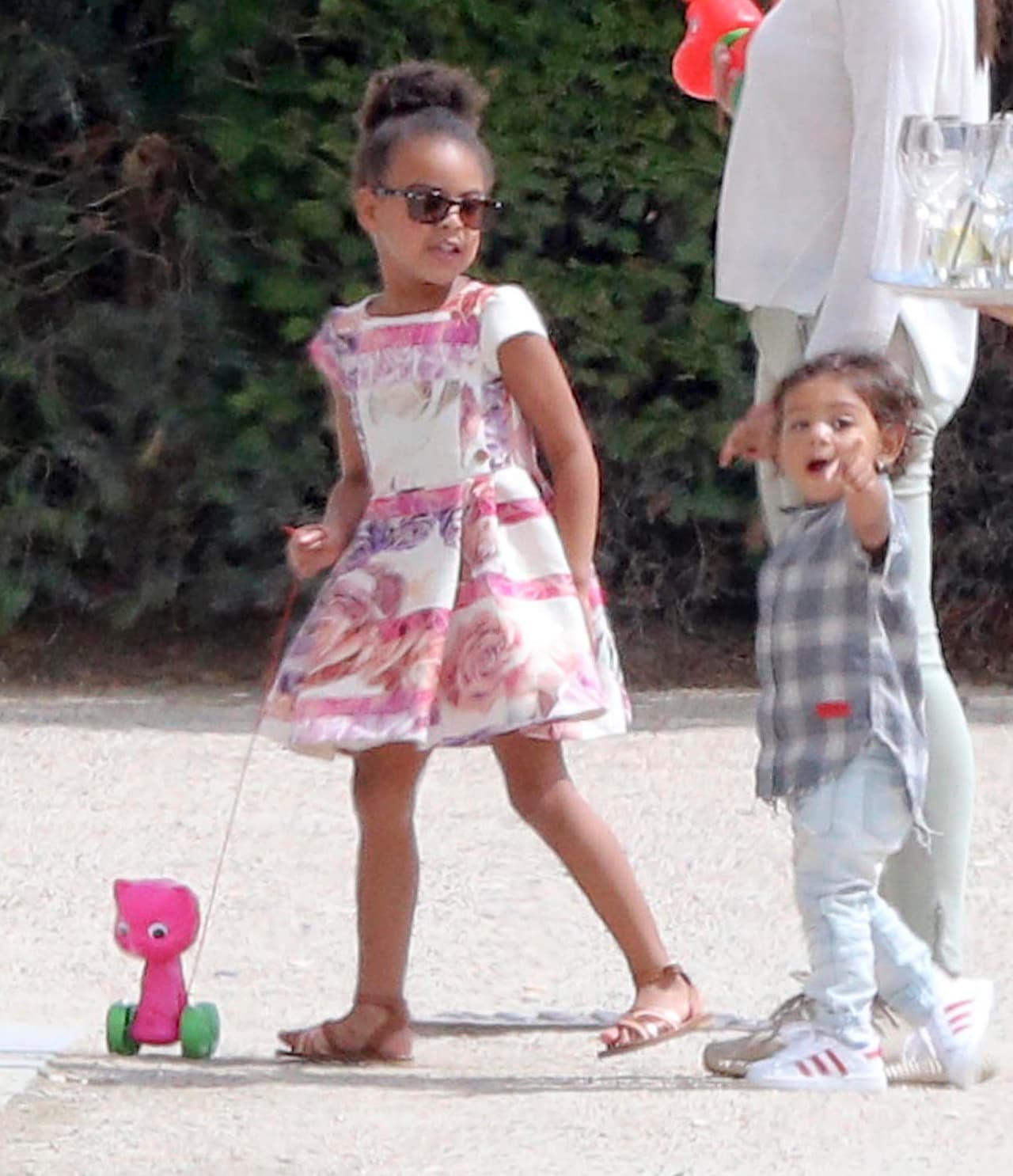 La nena complementó su look con unas gafas obscuras.