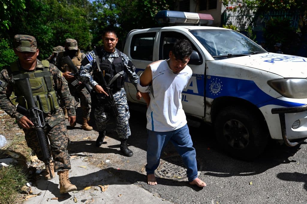 Más de 10,000 efectivos de la fuerza armada y de la policía de El Salvador, apoyados por fuerzas élites de seguridad,
<a href="https://www.univision.com/noticias/america-latina/cerco-ciudades-soyapango-guerra-pandillas-bukele-salvador">cerraron el sábado por completo la ciudad de Soyapango</a>, en la periferia de la capital, buscando a los miembros de las pandillas que siguen operando en la zona.