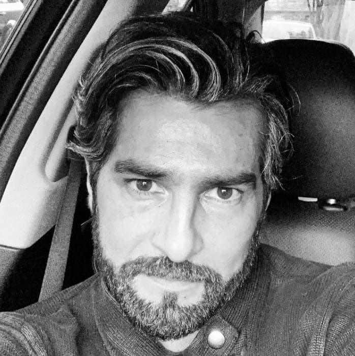 Eso ha suscitado una situación en él, pues al parecer arranca más suspiros con ese look mucho más maduro al punto en que algunas de sus admiradoras le piden ser su 'sugar daddy'. 
<br>