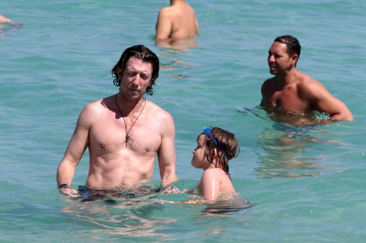 Nicolás Vallejo-Nágera 'Colate', en el mar de Miami Beach con su hijo Andrea Nicolás