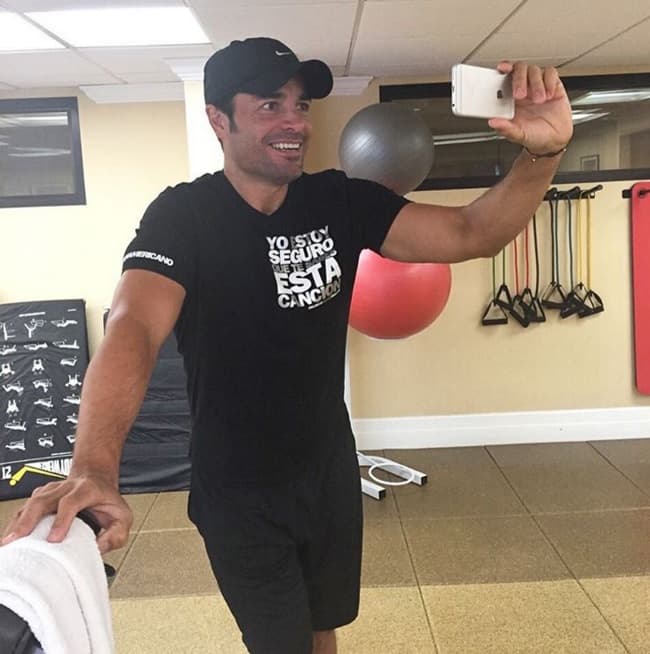 ¿Creerías que Chayanne tiene 48 años? No se le notan porque él se cuida muchísimo y hace mucho ejercicio.