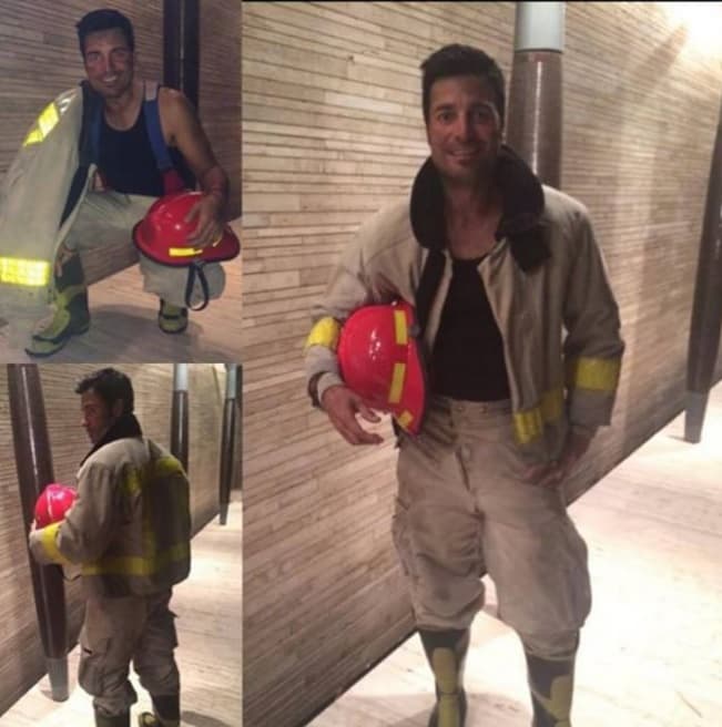"¡Que vengan los bomberos que me estoy quemando!" Chayanne de bombero eso es un sueño hecho realidad para muchas damas.