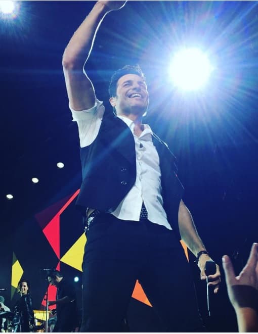 Ante un estadio que había sido abarrotado por más 50,000 personas, el cantante tuvo que disculparse a través de las pantallas gigantes del recinto.“Tengo la garganta mala. Disculpen pero es el de arriba el que dispone”, señaló el intérprete, quien aseguró además que “nunca” le había pasado algo así.