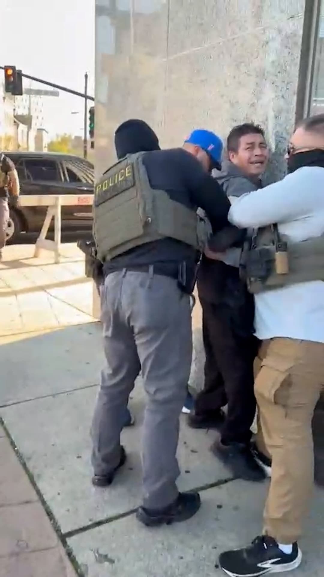 Detienen a un hombre entre lágrimas durante un operativo de ICE en Nueva Jersey
