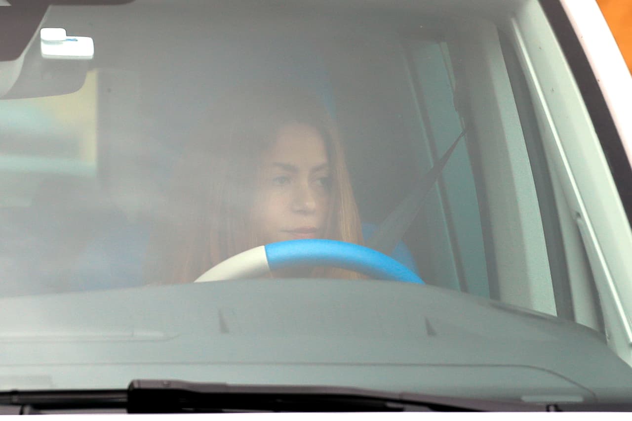 Ahora la cantante colombiana fue captada 
<b>manejando su camioneta</b> con destino a su hogar.
<br>