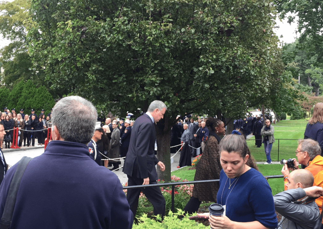 El alcalde de la ciudad de Nueva York, Bill de Blasio, que calificó el martes como un día triste y trágico por la muerte del capitán Fahy, llegó pasadas las 11:00 de la mañana a Yonkers para participar de la misa.