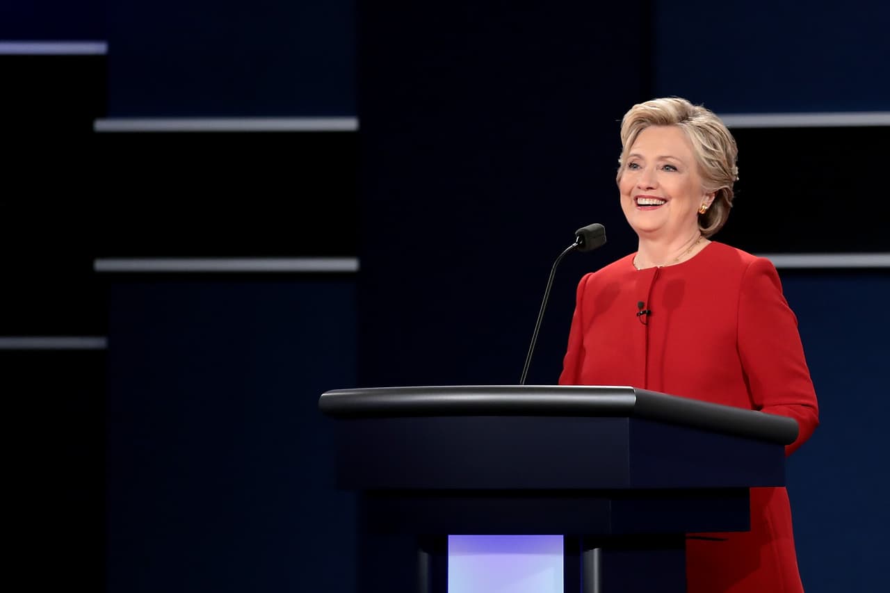 Las palabras fuertes de Donald Trump eran recibidas por una Hillary Clinton serena, a veces sonriente.