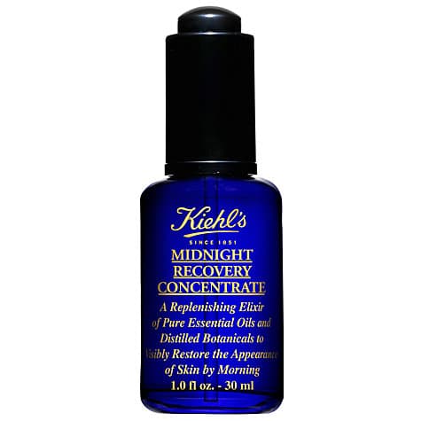 —Midnight Recovery Concentrate, de Kiehl’s. Este elixir de lujo fusiona aceites esenciales con botánicos destilados. El tratamiento de noche regenera la piel seca y la deja más suave y elástica mientras duermes, exactamente lo que tu cutis necesita durante el invierno. 30 ml/46 USD