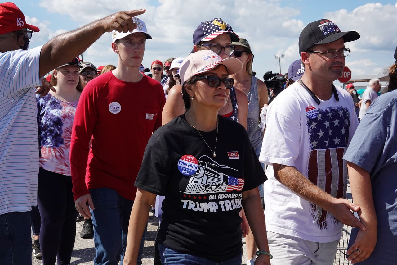 Los asistentes se alistaron desde la mañana para asistir al mitin de campaña del presidente Donald Trump en el Aeropuerto Internacional Orlando Sanford el 12 de octubre de 2020 en Sanford, Florida.