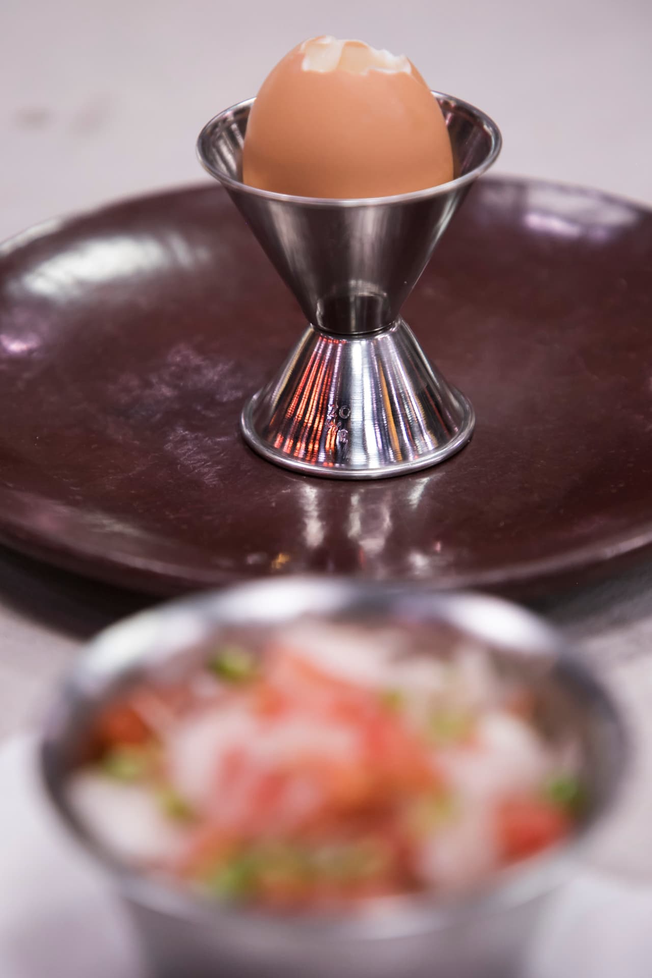 Después destacaron que el huevo cocido se les había pasado "un poco en el horno". "Un poco demasiado, está pegado", dijo Carlos Gaytán. Una vez que los jueces se fueron de su cocina, Cristina reclamó: "fue el huevo que yo ya había sacado y usteddes me dijeron que más tiempo".