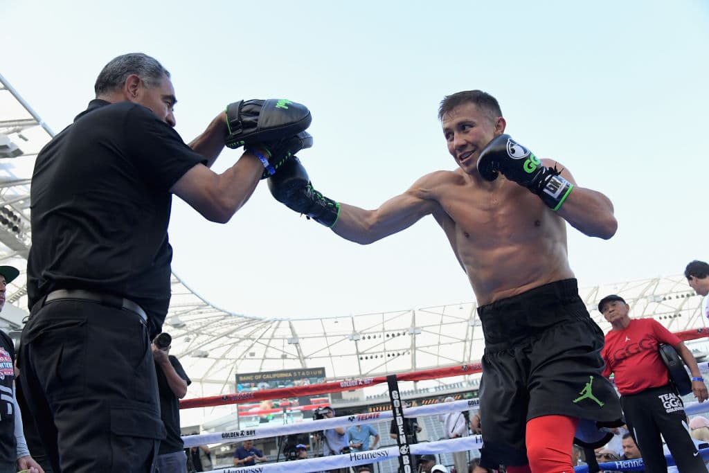 Aquí se aprecia a Golovkin en una sesión en el cuadrilátero con su entrenador, el mexicano Abel Sánchez. El kazajo hace trabajo de golpeo con las manoplas.