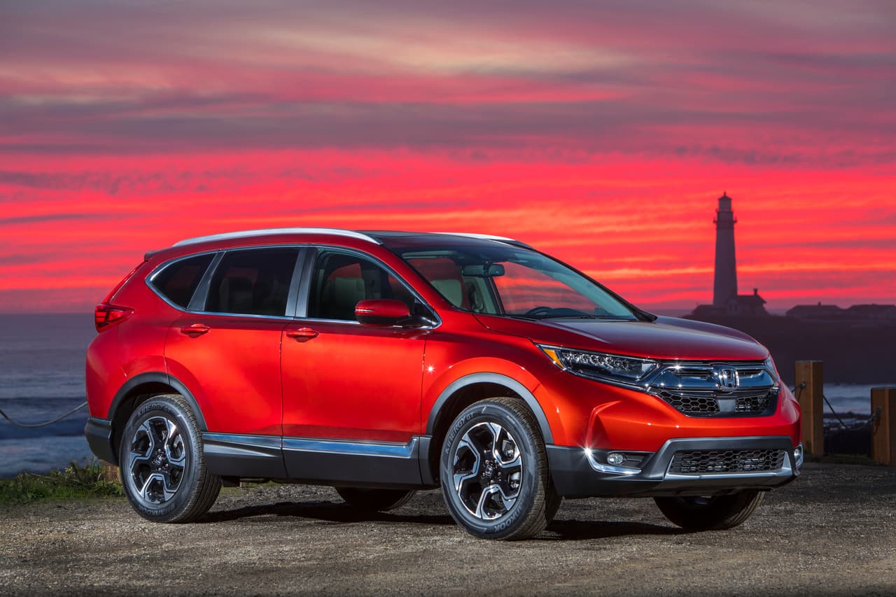 <b>Familia clásica</b>
<br>Así como Chrysler se ha ganado un lugar importante en el segmento de las minivans, 
<b>Honda ha hecho lo mismo en el mundo de las SUV</b>. Como prueba presentamos a la Honda CR-V 2017. La nueva camioneta compacta de Honda, que es la SUV más vendida en Estados Unidos, llega con puertas que abren en 90 grados facilitando el ingreso y descenso de sus ocupantes. Esta es una SUV para la familia tradicional que se meuve principalmente en áreas urbanas y sale de vez en cuando a la carretera.