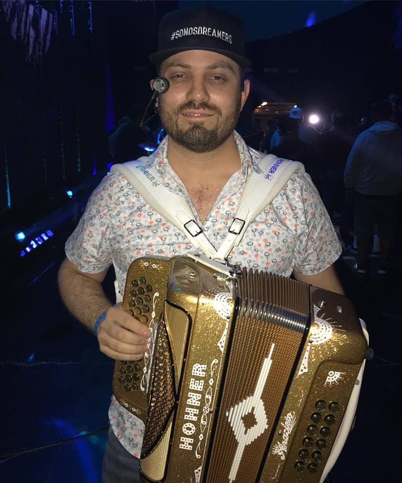 Jorge Gaxiola, integrante de Voz de Mando, estaba medio cansado luego de tanto ajetreo que ha tenido la agrupación, pero emocionado por estar en este evento musical que se lleva a cabo en California.