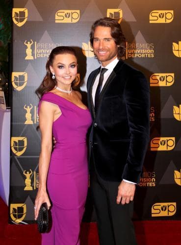 Sebastián Rulli estuvo casado con la conductora Cecilia Galliano de 2007 a 2011. Por su parte, Angelique mantuvo una relación con el productor José Alberto Castro de 2010 a 2014.