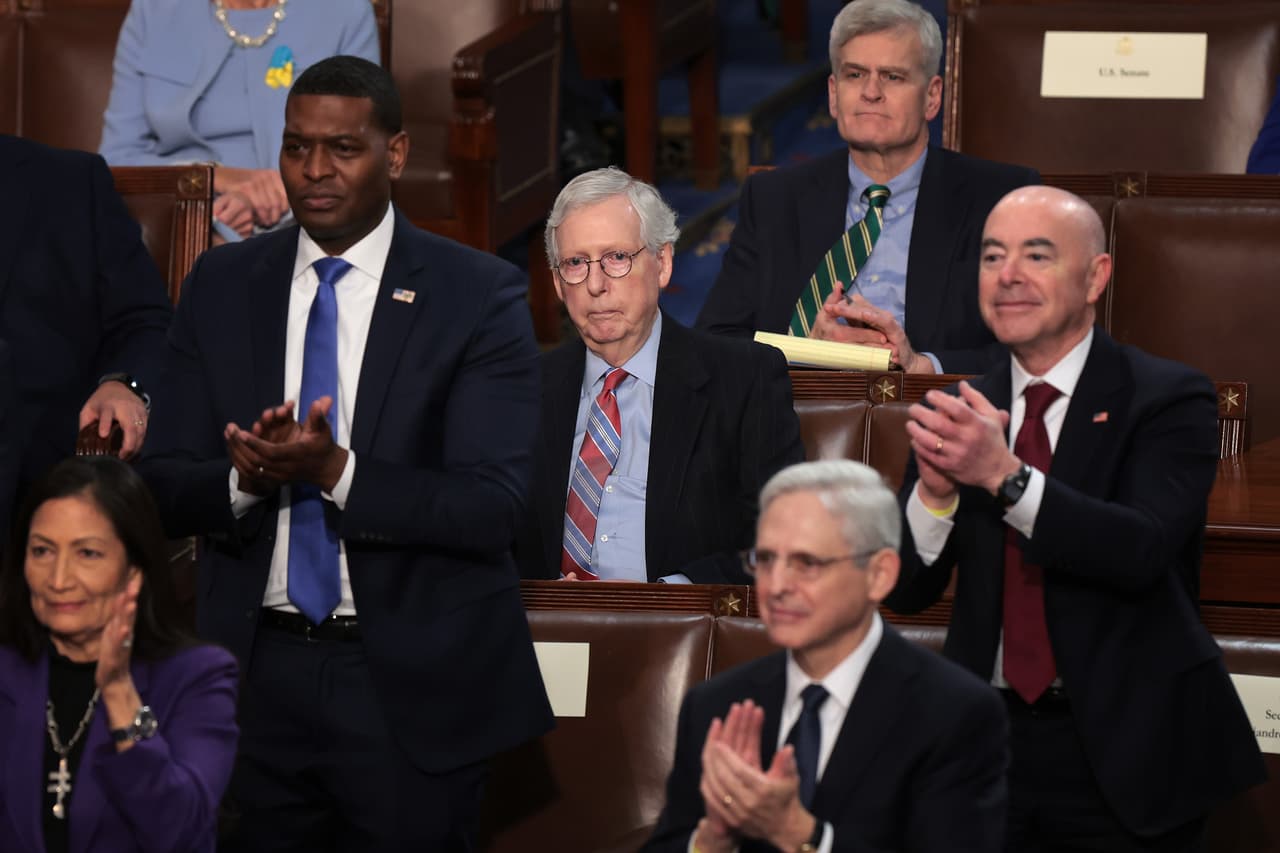 Mitch McConnell, líder de la minoría del Senado, escucha el discurso de Biden. El presidente señaló que la respuesta contra la violencia no es reducir los recursos a la policía, sino dar más recursos.
