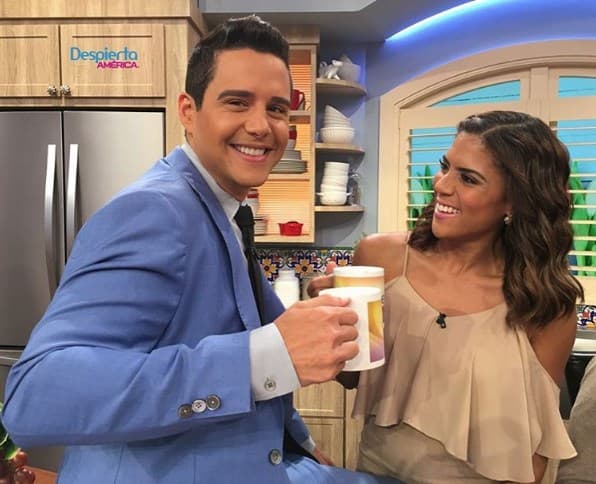 ¿Quién quiere un delicioso cafecito? Alejandro le preparó el suyo a Francisca.